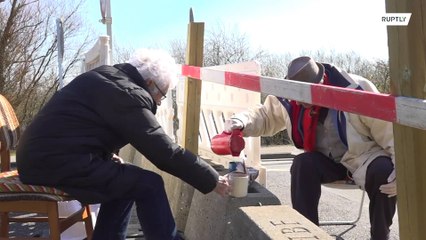 国境を挟んで毎日デートする80代カップル