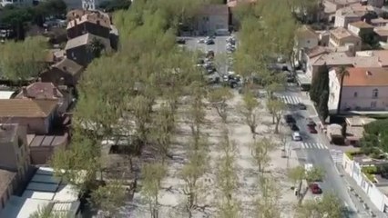 Vue d'un drone, la ville de Saint-Tropez déserte durant le confinement