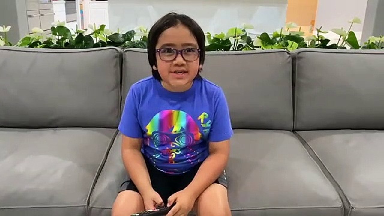 Ryan Pretend Play Vending Machine Snacks with E...