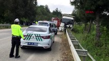 Adana'da hafif ticari araç ile kamyon çarpıştı: Baba ile oğlu öldü