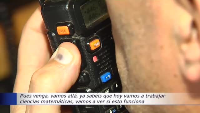 Clases por walkie-talkie ante el confinamiento sin cobertura