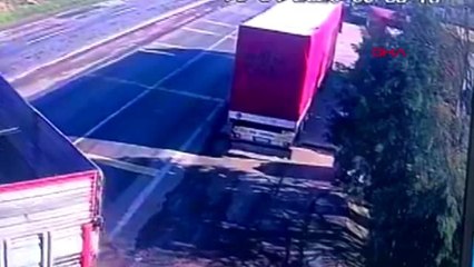 TEKİRDAĞ Kontrolden çıkan otomobil 2 TIR'ın arasına sıkıştı: 2 yaralı