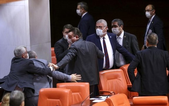 Meclis Genel Kurulu'nda yaşanan ağır küfürlü kavganın görüntüleri ortaya çıktı
