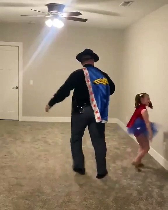 Il a dansé avec sa fille devant la caméra après avoir appris que son spectacle de danse  a été annulé !