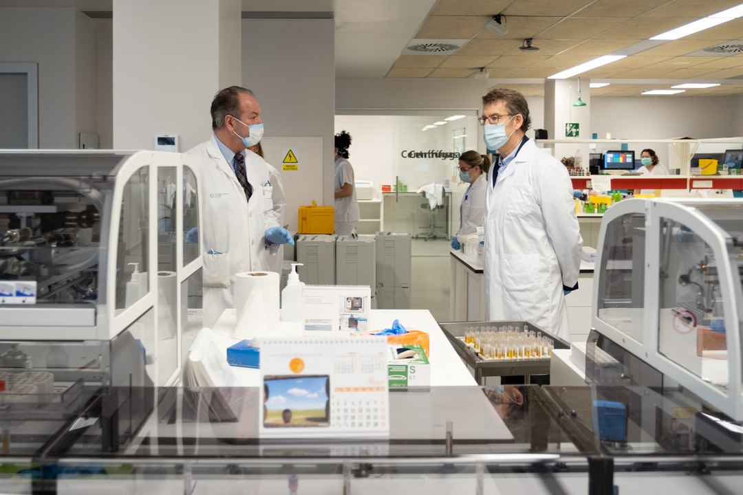 Feijóo visita laboratorios instalaciones de microbiología en Vigo