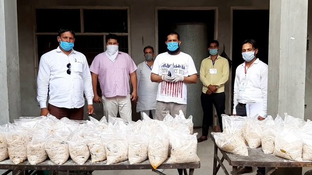 कांधला पालिका अध्यक्ष ने किया 50 परिवारों को किया गया खाना वितरण