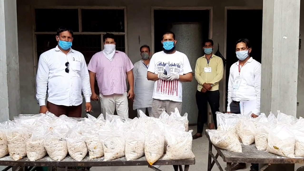 कांधला पालिका अध्यक्ष ने किया 50 परिवारों को किया गया खाना वितरण