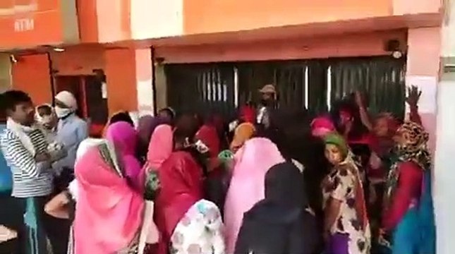 हसवा की BOB बैंक में नही कर रहे लोग सोशल डिस्टेंसिंग का पालन