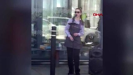 Market çalışanından müşterilere konser jesti