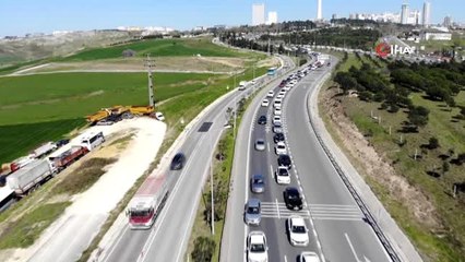 İstanbul trafiği sokağa çıkma yasağı öncesi kilitlendi