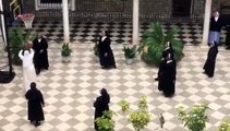 A Seville, des religieuses jouent au basket pendant le confinement