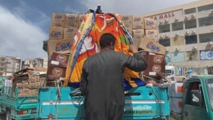 Cajas de comida para las víctimas laborales del coronavirus en Egipto