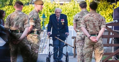 Ce vétéran de 99 ans collecte 13 millions d'euros pour les soignants en faisant un marathon dans son jardin