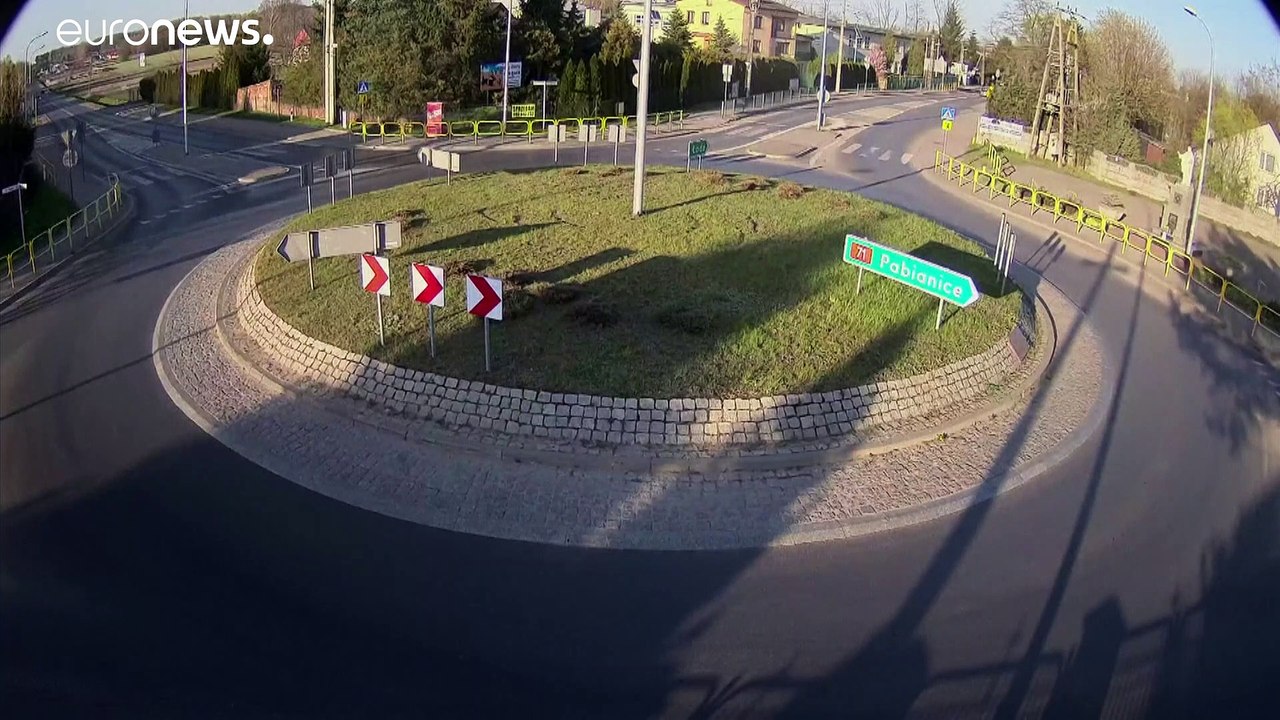 Mit vollgas auf den kreisverkehr: autofahrer in polen verunglückt