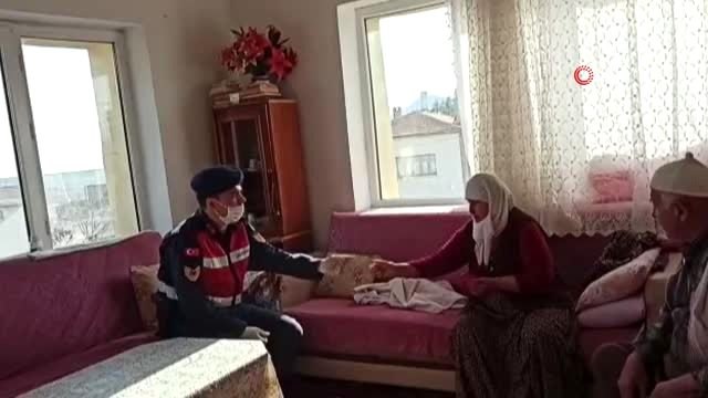 75 yaşındaki Emine nine emekli maaşının yarısını Biz Türkiyeyiz kampanyasına bağışladı