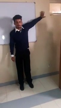 Le bras de cet homme se tord à 360 degrés autour de lui ! Souplesse !