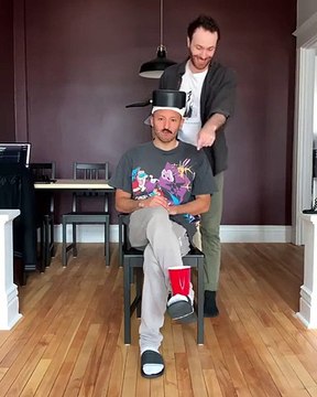 Ces 2 colocs s'éclatent avec une balle de ping pong !