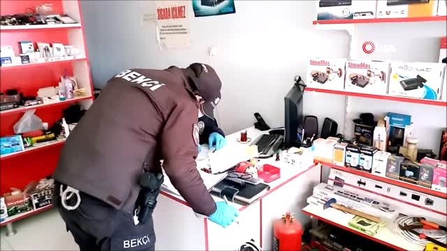 Yasağa uymayıp dışarı çıkan ve ceza yiyen yaşlı adamdan zabıtaya ilginç teklif: 200 lira vereyim...