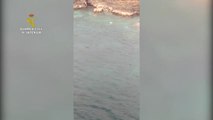 Un hombre intenta saltarse el confinamiento corriendo por la playa y para que no le multen se esconde entre unas rocas