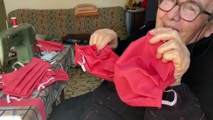 Asunción Solano cuenta cómo hace las mascarillas desde el municipio de La Unión, en Murcia