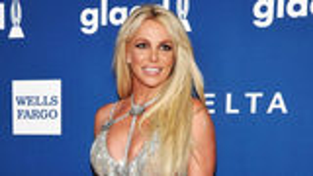 Britney Spears Grooves to Justin Timberlake's 'Filthy' | Billboard News