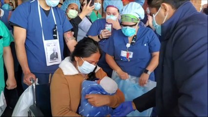 Enferma de coronavirus que dio a luz en coma, conoce por fin a su bebé