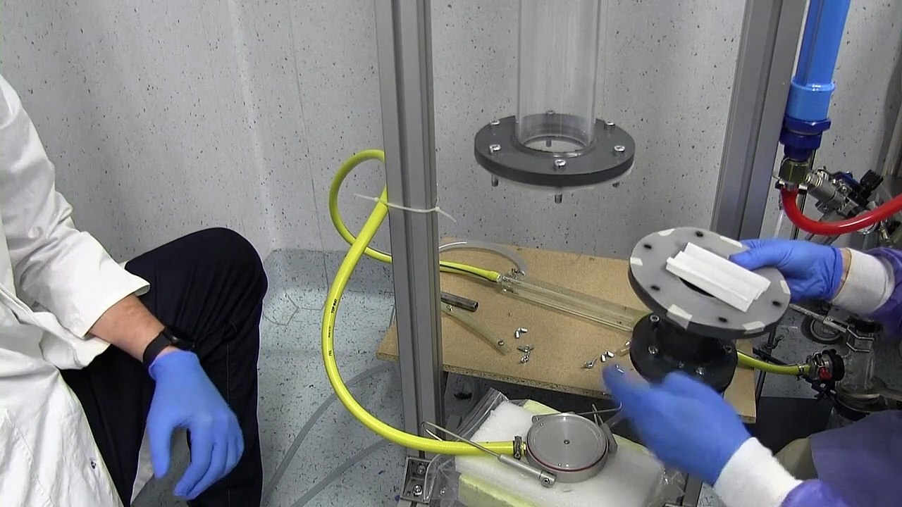 Italia trabaja contrarreloj para certificar mascarillas quirúrgicas