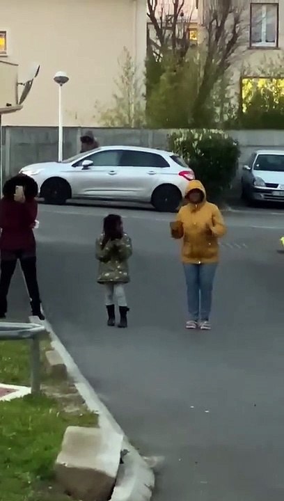 L´artiiste non-voyant KESSY MAC QUEEN fait 3,6 millions de vue sur Facebook en 2 semaines avec son soutien aux habitants de sa résidence en confinement