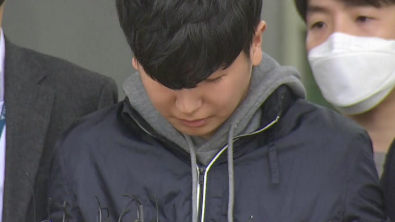 고개 숙인 '부따' 강훈 "피해자께 죄송"...조주빈 이어 얼굴 공개 / YTN