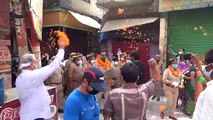शामली: कोरोना फाइटरो का पुष्प वर्षा का किया स्वागत