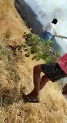 सुल्तानपुर: फसल जलती देख दौड़े किसान, जिसे जो मिला उससे बुझाई आग