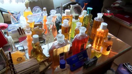 50 yılda biriktirdiği 3 bin şişe kolonyayı dağıtıyor