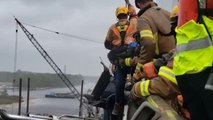 Impresionante rescate a contra reloj de un camionero atrapado en la cabina y colgando de un puente en Virginia (EEUU)