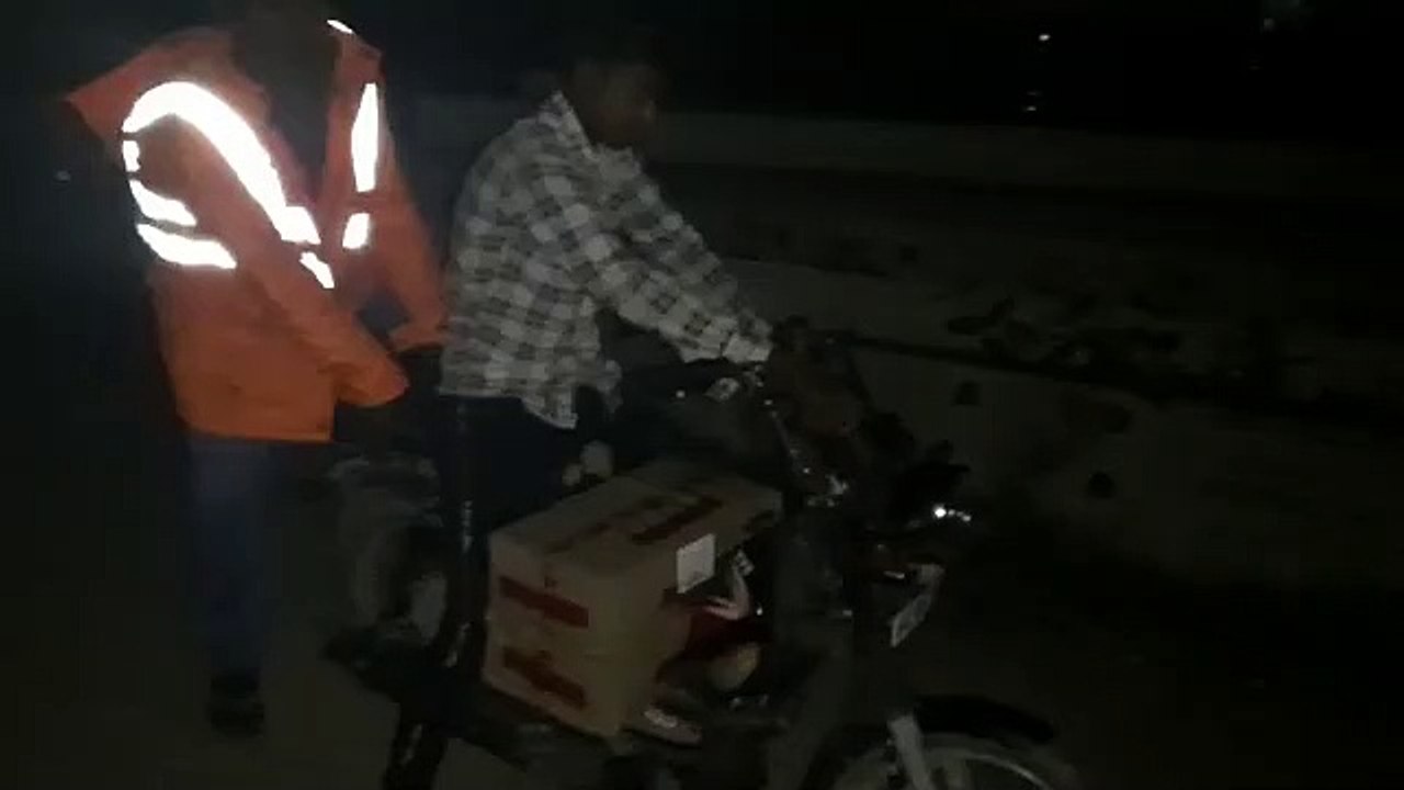 हाथरस: लॉकडाउन में शराब तस्करी का वीडियो हुआ वायरल, इन्हें नहीं है किसी का खौफ, देखिए वीडियो