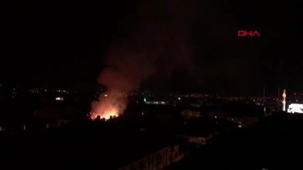 Elazığ depreminde hasar gören, boş binanın çatısı yandı