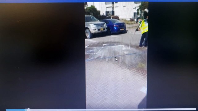 עיריית אילת מוחקת את צלב הקרס בשחמון