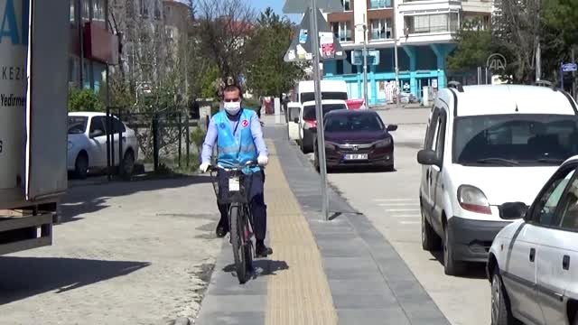 İhtiyaç sahiplerinin yardımına bisikletiyle gidiyor