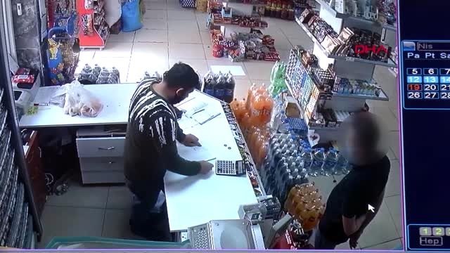 Mahallelinin veresiye defterindeki 7 bin liralık borcunu ödedi