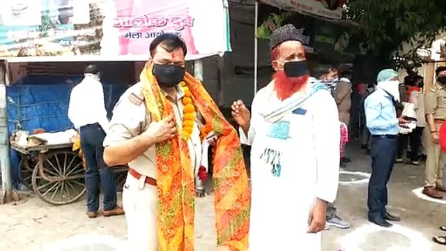 मुस्लिम समाज के लोगों ने बकेवर पुलिस को किया सम्मानित