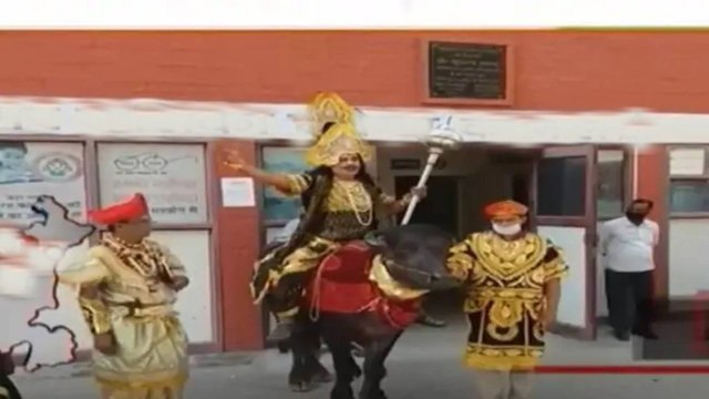 'Yamraj' on the road, aware about the measures of Corona