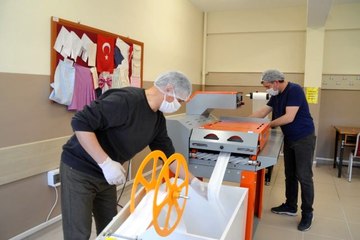 Meslek lisesi seri maske üretimine geçti