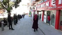 Bursa'da vatandaşlar, 'Hafta sonu sokağa çıkma yasağı' öncesi yüzlerce metrelik 'et kuyruğu' oluşturdu