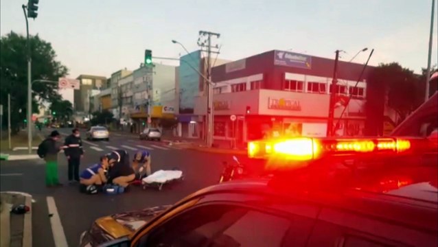 Motocicleta Hornet colide contra ônibus com placas de Foz e vítima é socorrida pelo Siate no Centro