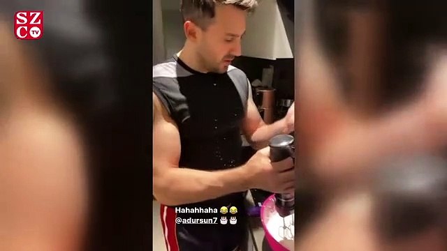 Eski futbolcu Ahmet Dursun eşiyle birlikte mutfağa girdi ve kek yaptı
