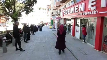 Sokağa çıkma yasağı öncesi yüzlerce metre et kuyruğu