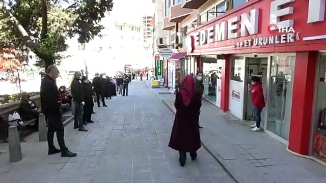 Sokağa çıkma yasağı öncesi yüzlerce metre et kuyruğu