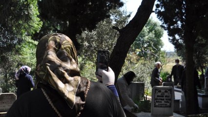 Kanserden ölen annelerinin son yolcuğunu cep telefonundan izlediler