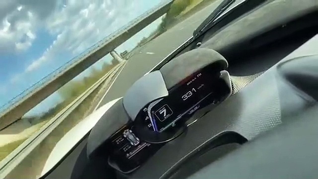 Alemão filma-se a 372 Km/hora num Ferrari em autoestrada vazia