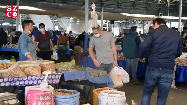 Sokağa çıkma yasağı öncesi semt pazarlarındaki vatandaşlar sosyal mesafe dinlemedi