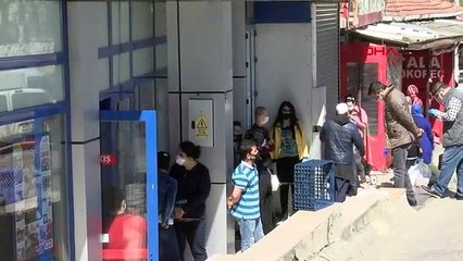 GÜNGÖREN'DE MARKETLER ÖNÜNDE KUYRUK OLUŞTU